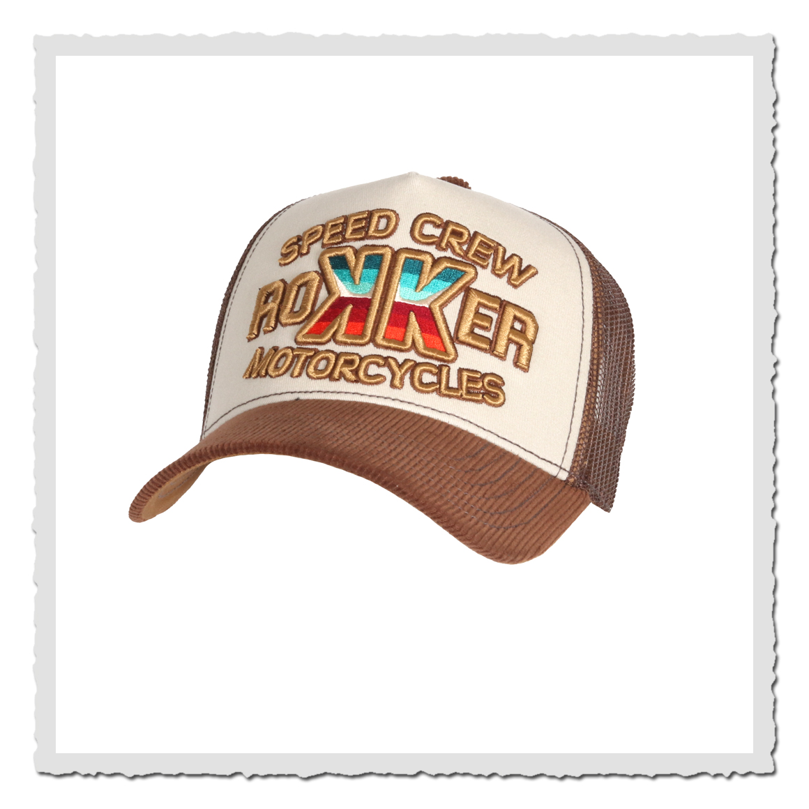 Produktfoto einer cremeweißen und braunen Cap aus schräger Frontperspektive vor neutralem hellem Hintergrund.